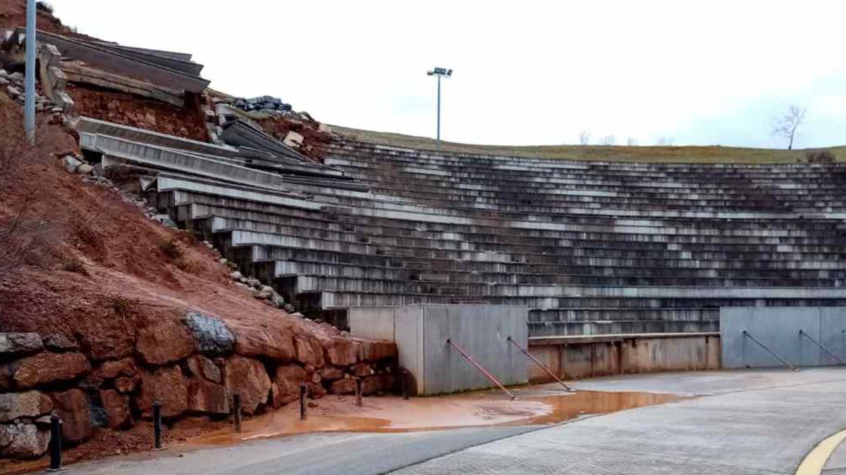 Derrumbe del graderío del Bembibre Arena tras las últimas lluvias.