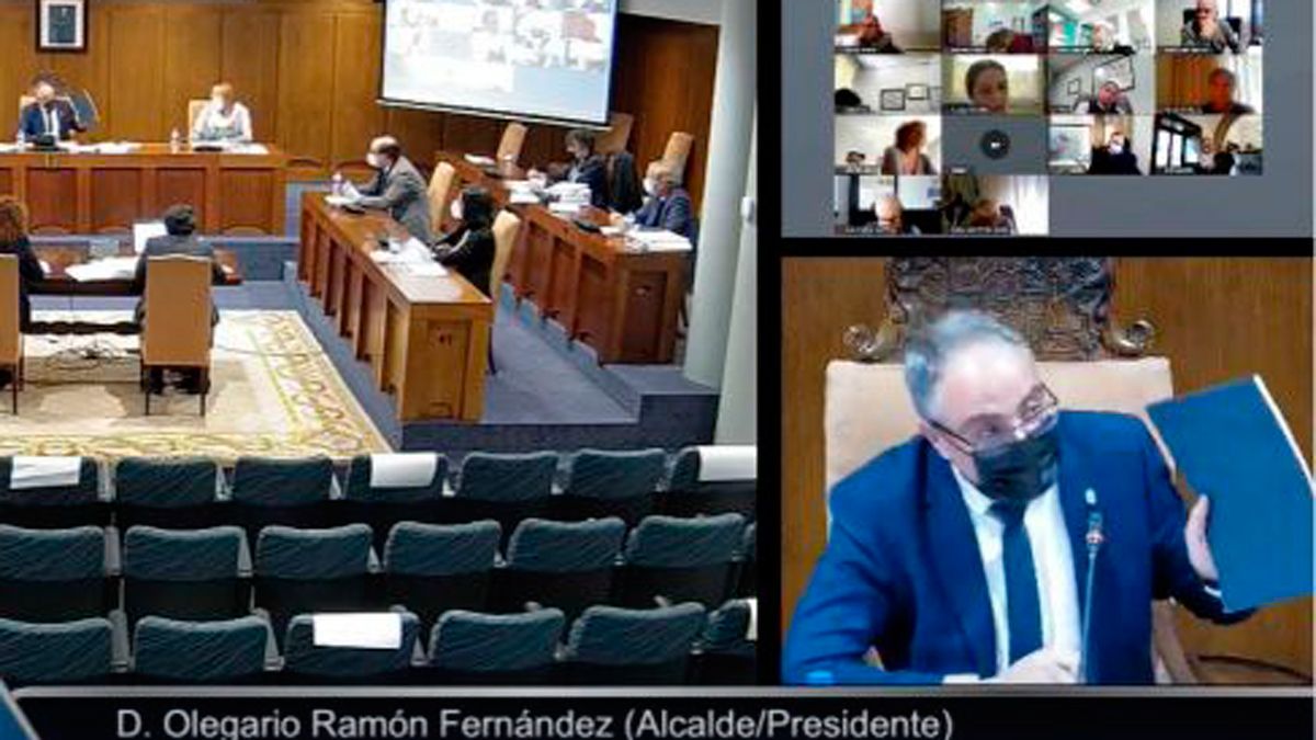 Momento en el que el alcalde mostró la libreta a la oposición casi al final del pleno.