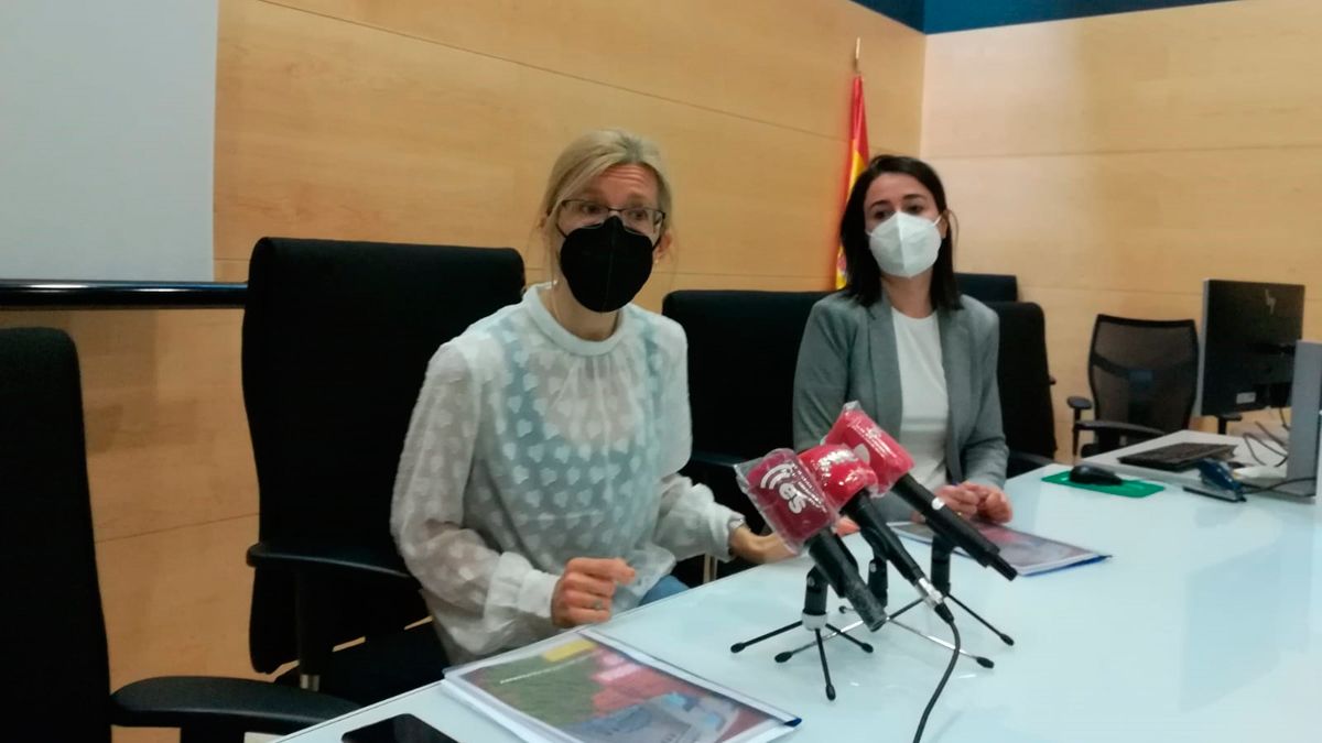 Ana Lourido y la jueza Raquel Martínez hicieron un balance del año de la pandemia en los juzgados de Ponferrada. | M.I.