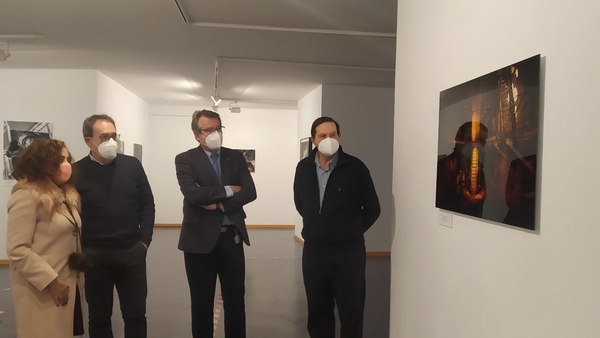 Presentación de la exposición, con una de las imágenes sobre el Museo de la Energía de Ponferrada. | M.I.