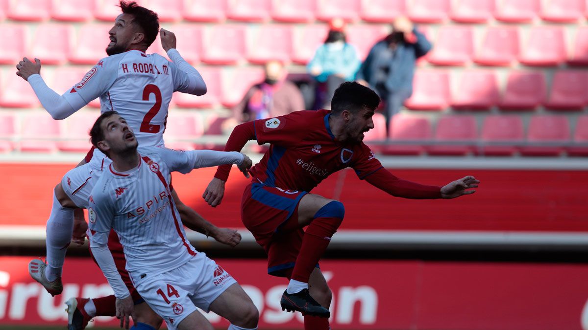 Rodas y Castañeda pelean por un balón con Menudo. | CD NUMANCIA