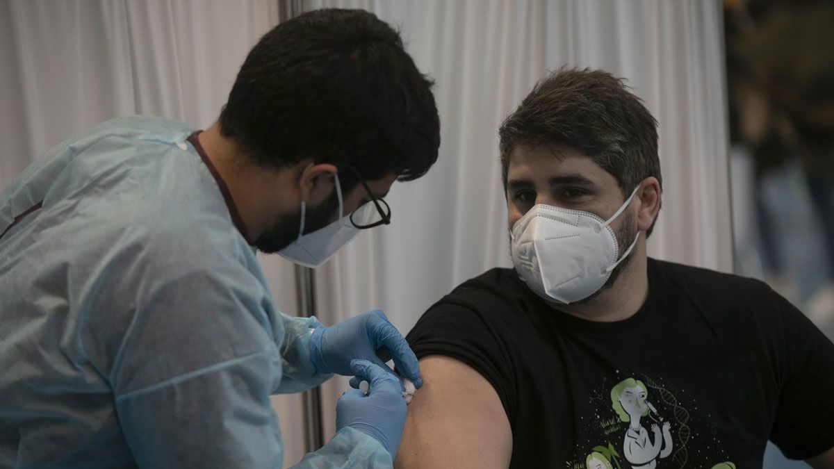 Profesionales de Educación reciben la primera dosis de la vacuna AstraZeneca en Andalucía. | EUROPA PRESS