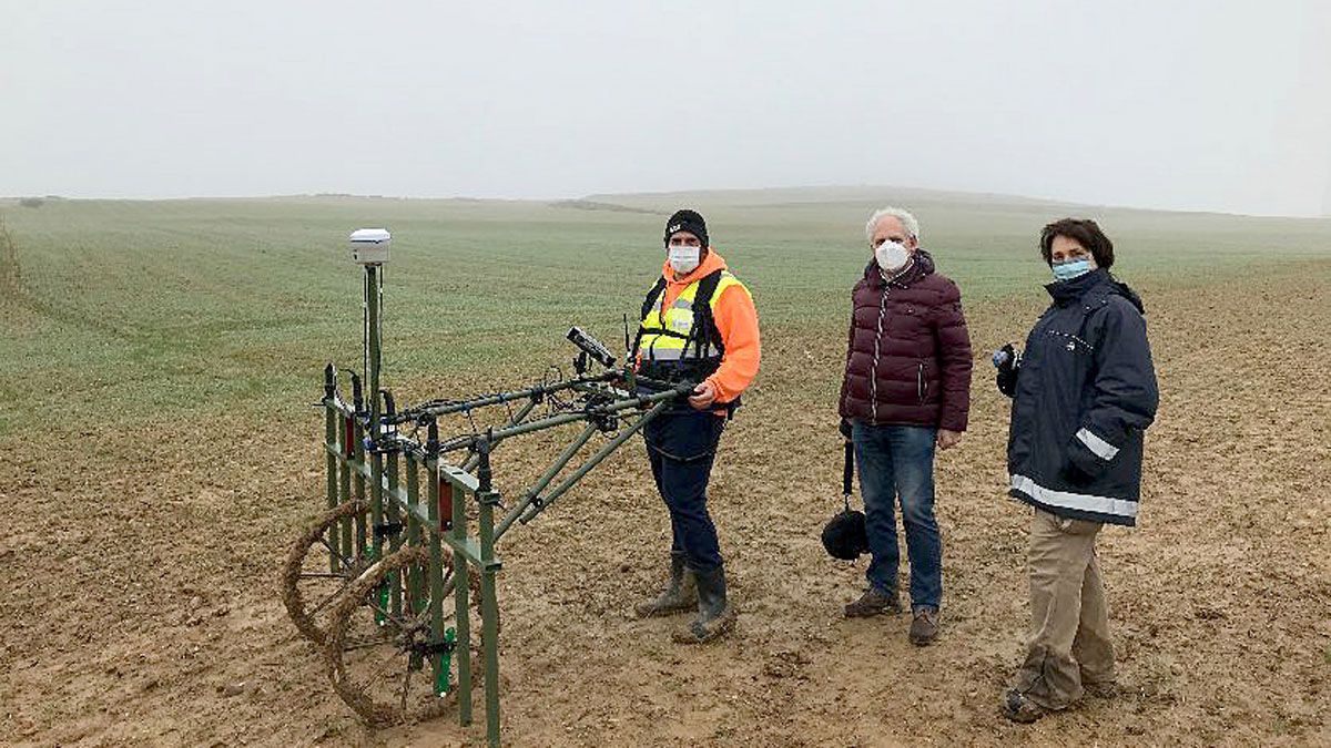 Equipo de arqueólogos con un georradar en el yacimiento de Lancia. | ICAL Equipo de arqueólogos con un georradar en el yacimiento de Lancia. | ICAL