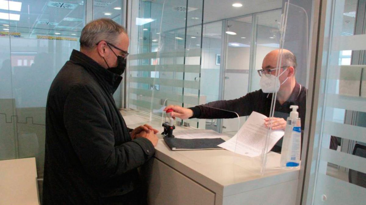 Entrega del "cuaderno azul" a la Fiscalía de Ponferrada por parte del alcalde. | PSOE PONFERRADA