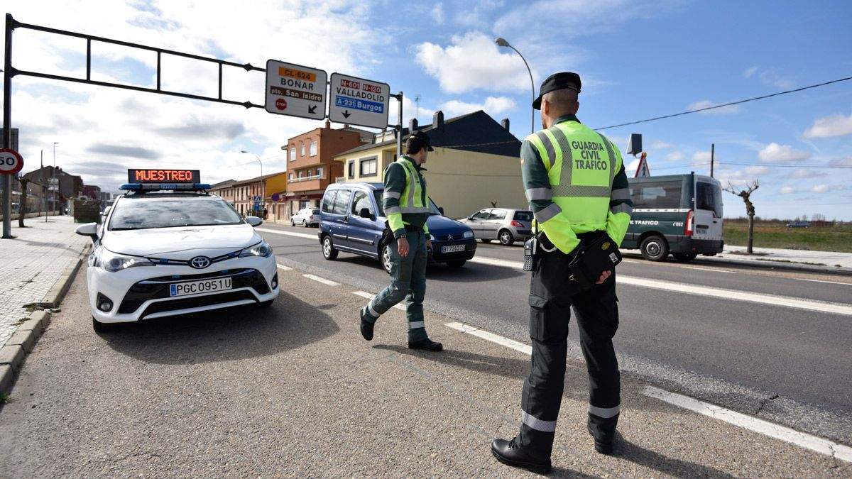 Control de la Guardia Civil de Tráfico en la localidad de Puente Villarente en una imagen de archivo. | SAÚL ARÉN Control de la Guardia Civil de Tráfico en la localidad de Puente Villarente en una imagen de archivo. | SAÚL ARÉN