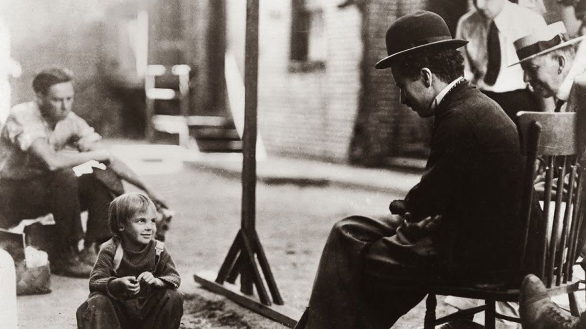 Chaplin junto a Jackie Coogan durante una pausa del rodaje de ‘El chico’ (1921).