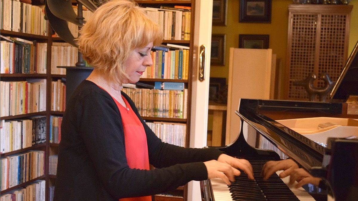 La pianista y compositora Belén Ordóñez presenta su libro de relatos con un recital. | CARLOS PÉREZ