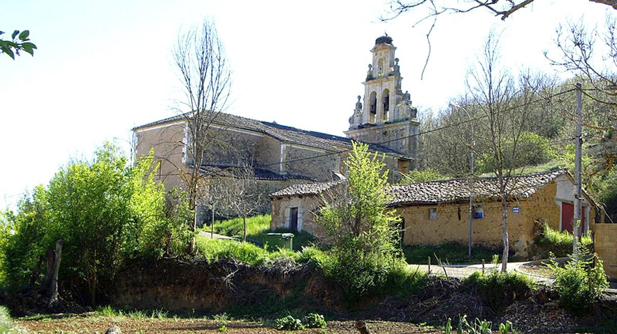 Una imagen de la iglesia de Carbajal de Rueda, pueblo leonés evocado en su libro por el filólogo y escritor Aurelio Valladares.