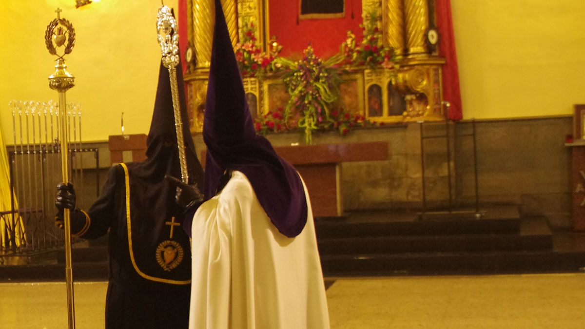 Los abades de Minerva y de Angustias, hace unos años, en Santa Nonia. | L.N.C. Los abades de Minerva y de Angustias, hace unos años, en Santa Nonia. | L.N.C.