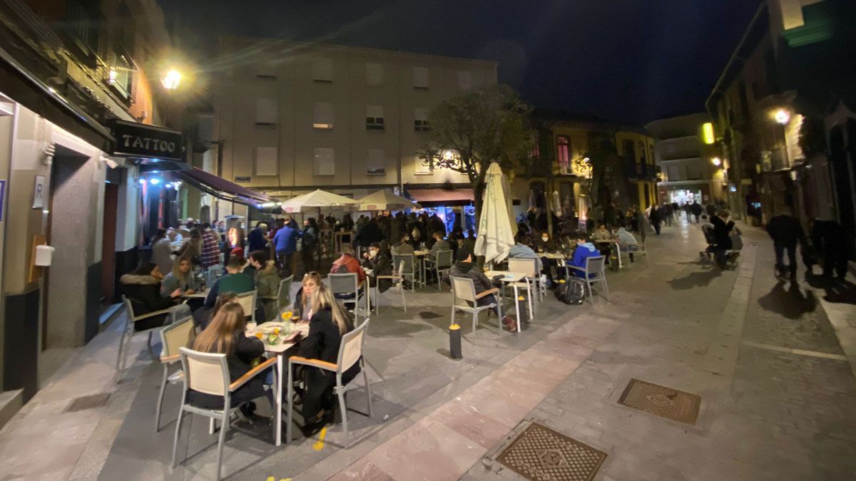 Terrazas llenas pasadas las 20 horas en la plaza Torres de Omaña. | SAÚL ARÉN