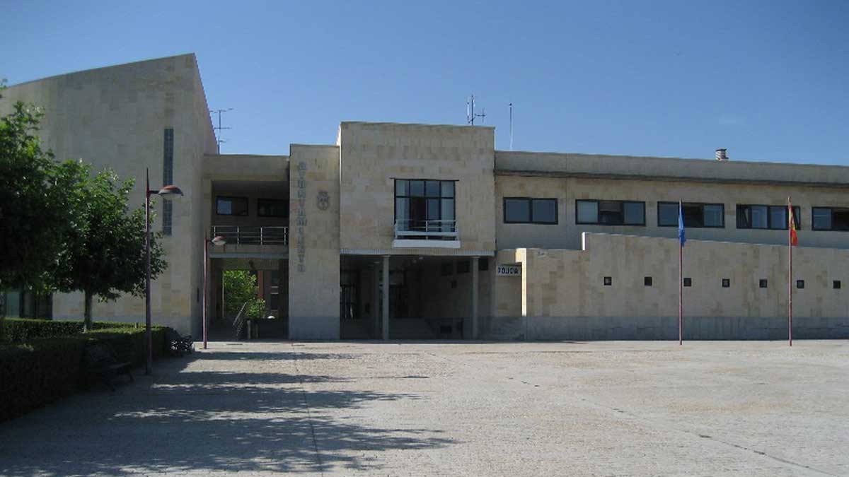 Imagen exterior del edificio que el Ayuntamiento de León tiene en la plaza de San Marcelo. | MAURICIO PEÑA