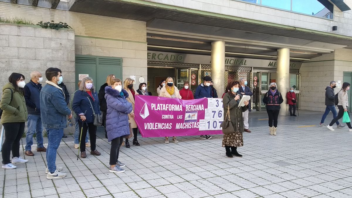 Imagen de la concentración en la plaza de Abastos, con la participación de la concejala del PP. | M.I.