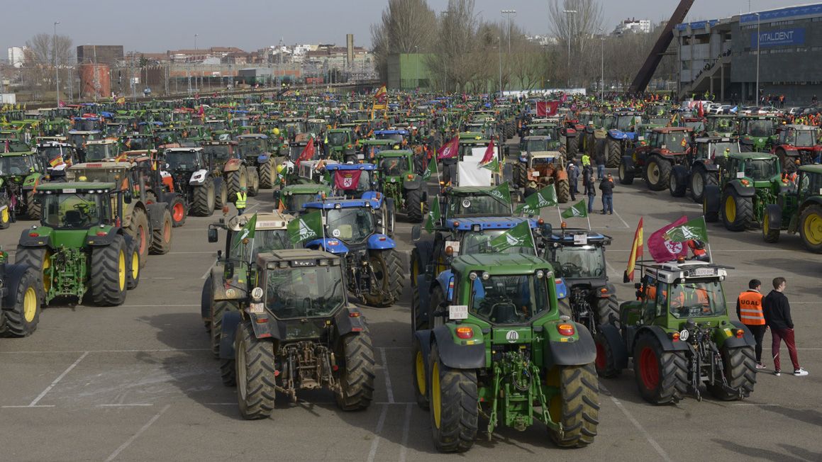 Cientos de tractores en el aparcamiento del Reino de León antes de comenzar el recorrido. | MAURICIO PEÑA