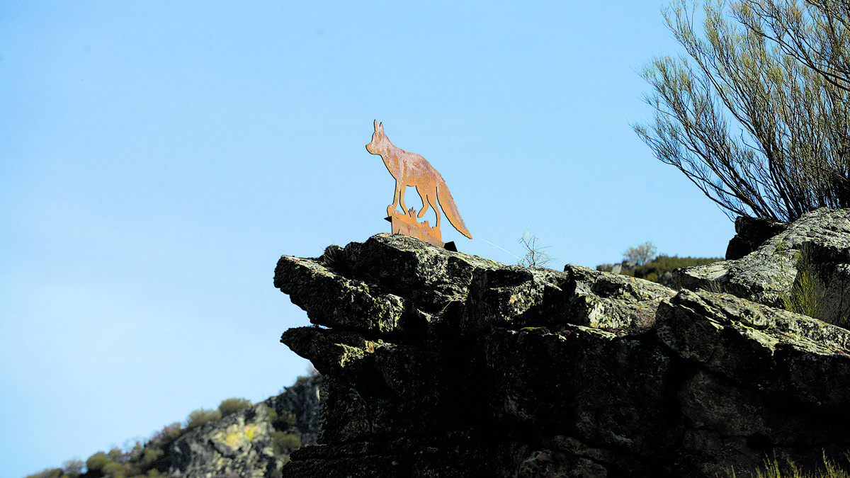 La silueta del zorro vigila desde el alto de una peña la carretera nacional y el pueblo cuyos habitantes llevan su apodo. | MAURICIO PEÑA