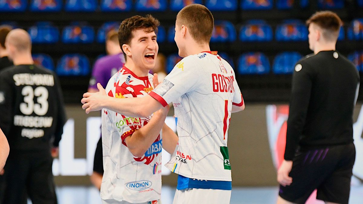 Pedro Martínez y Milan Gostovic celebran el triunfo en Chéjov. | EHF