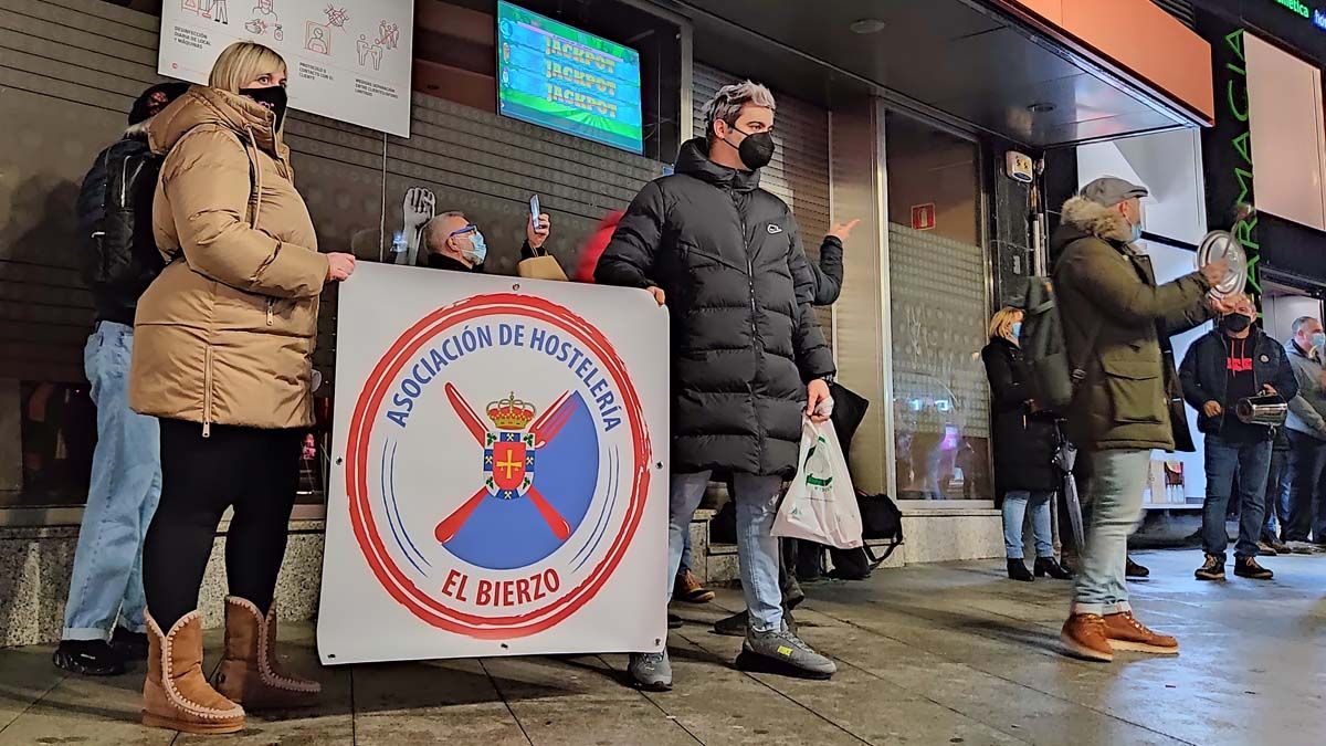 Una de las protestas, con cacerolada, convocada por los hoteleros del Bierzo hace unos días. | D.M.
