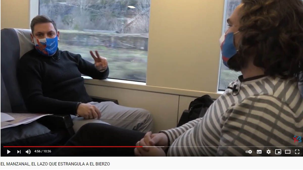 Iván Alonso y Raúl Fernández, en el recorrido del tren que grabaron en video.