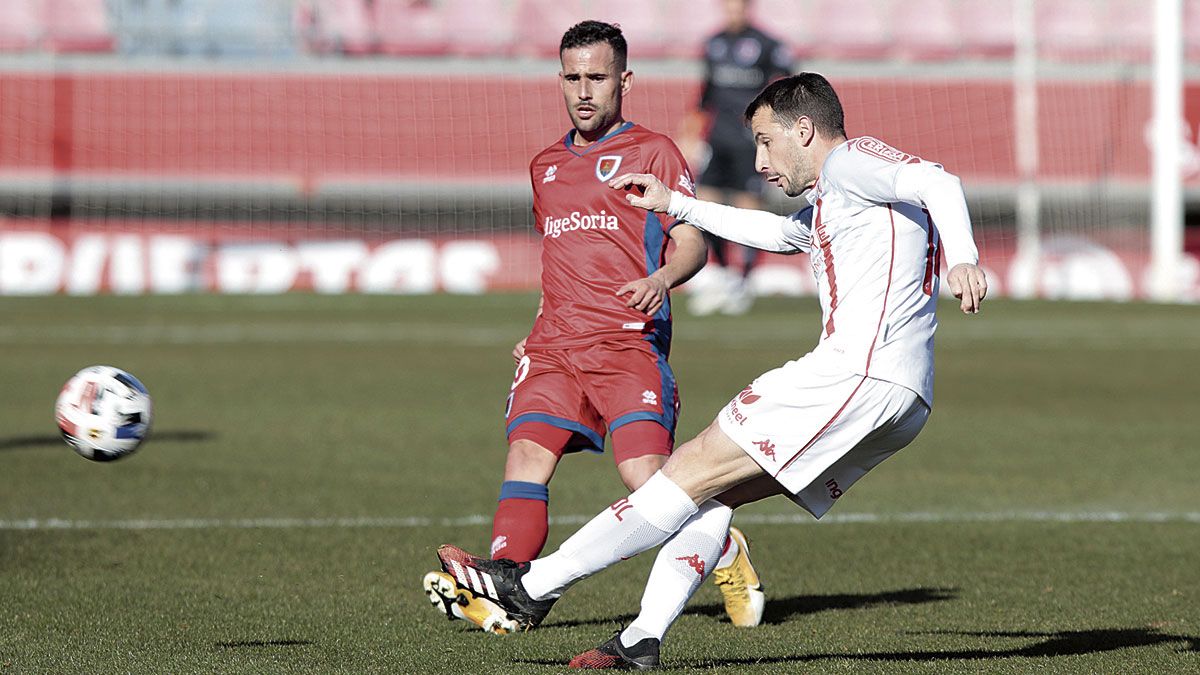 Castañeda busca un pase largo ante la presencia del exculturalista Menudo. | NUMANCIA