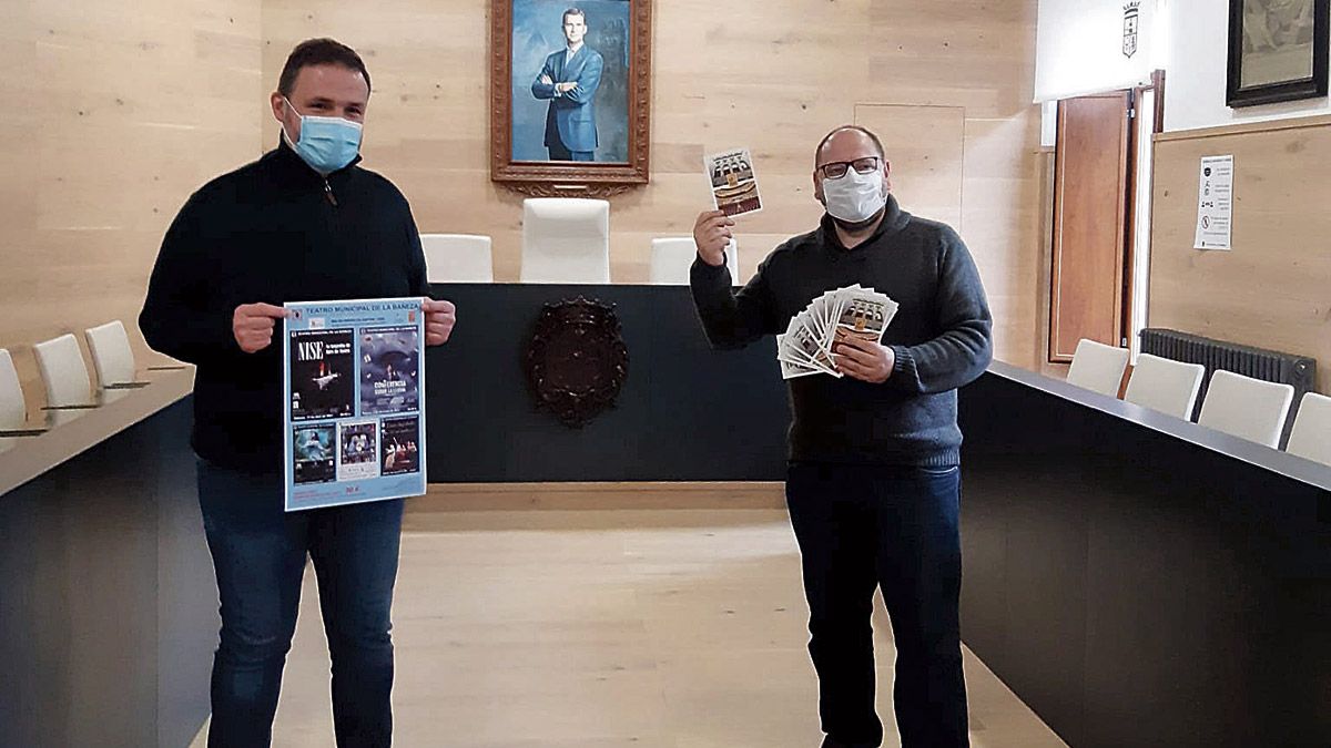 El concejal de Cultura, José Luis del Riego, y el alcalde Javier Carrera, con el cartel y las postales. | L.N.C.