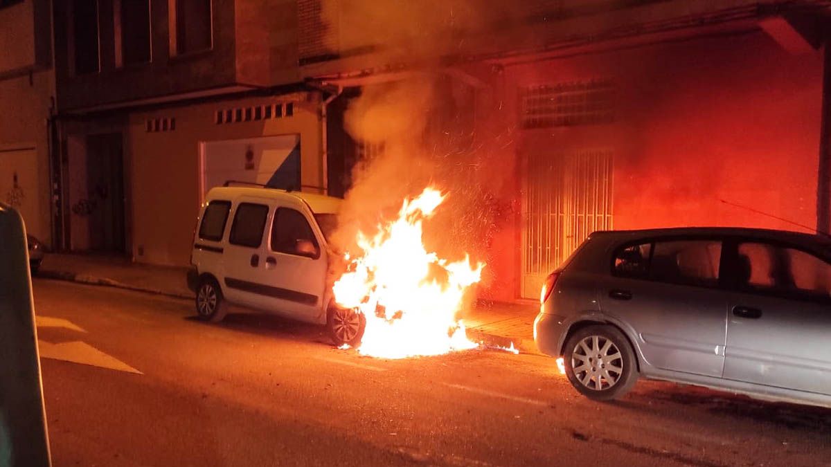 Fuego en el coche de la calle Saturnino Cachón.