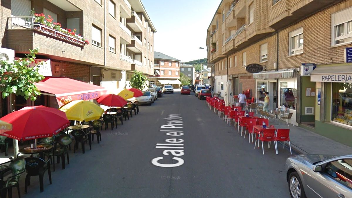 Calle con terrazas en Vega de Espinareda, en una imagen de archivo de GoogleMaps.