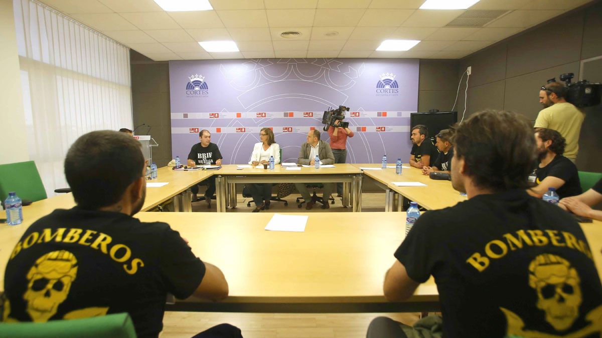Los socialistas José Luis Aceves y Ana Muñoz de la Peña, con miembros de las Brif. | ICAL