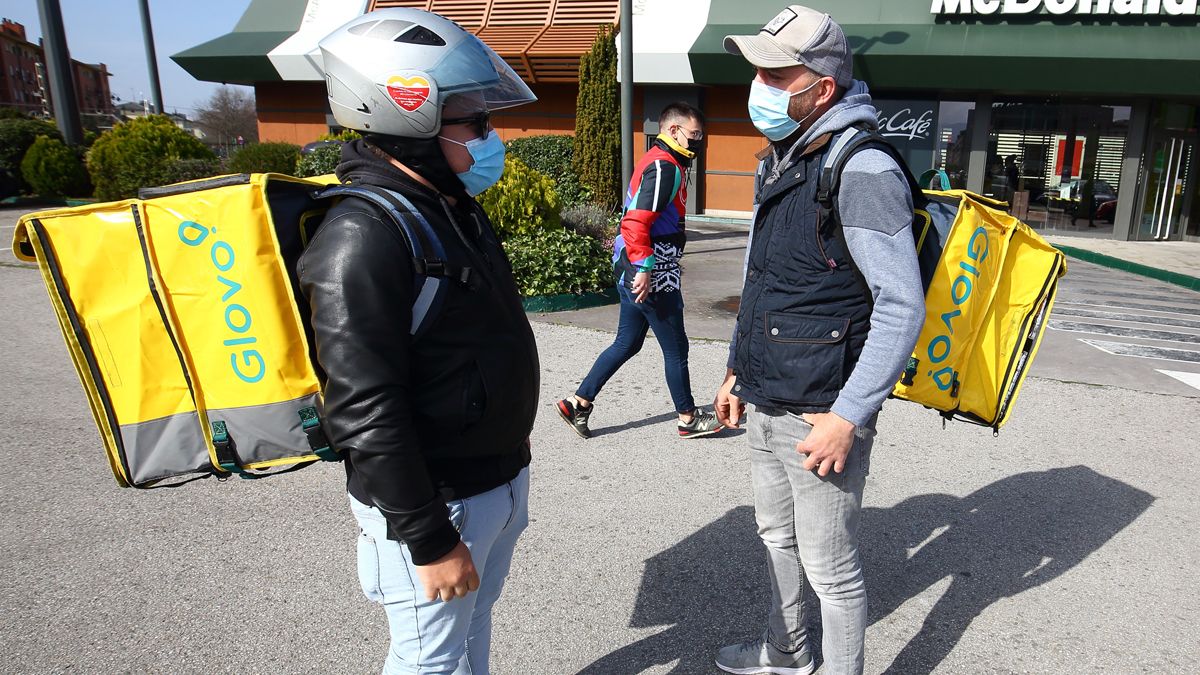 Dos de los riders, en la protesta este miércoles en Ponferrada. | Ical