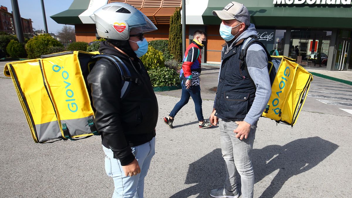 Dos de los riders, en la protesta este miércoles en Ponferrada. | Ical Dos de los riders, en la protesta este miércoles en Ponferrada. | Ical