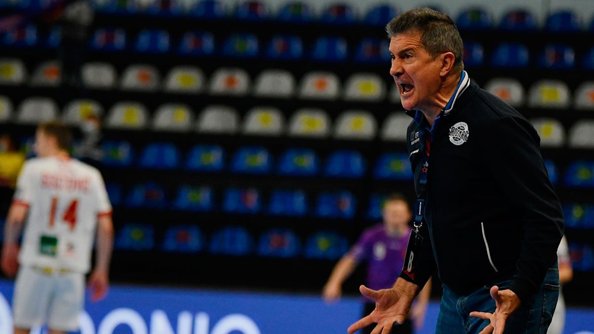 Cadenas pide atención a su equipo durante el partido en Rusia. | EHF