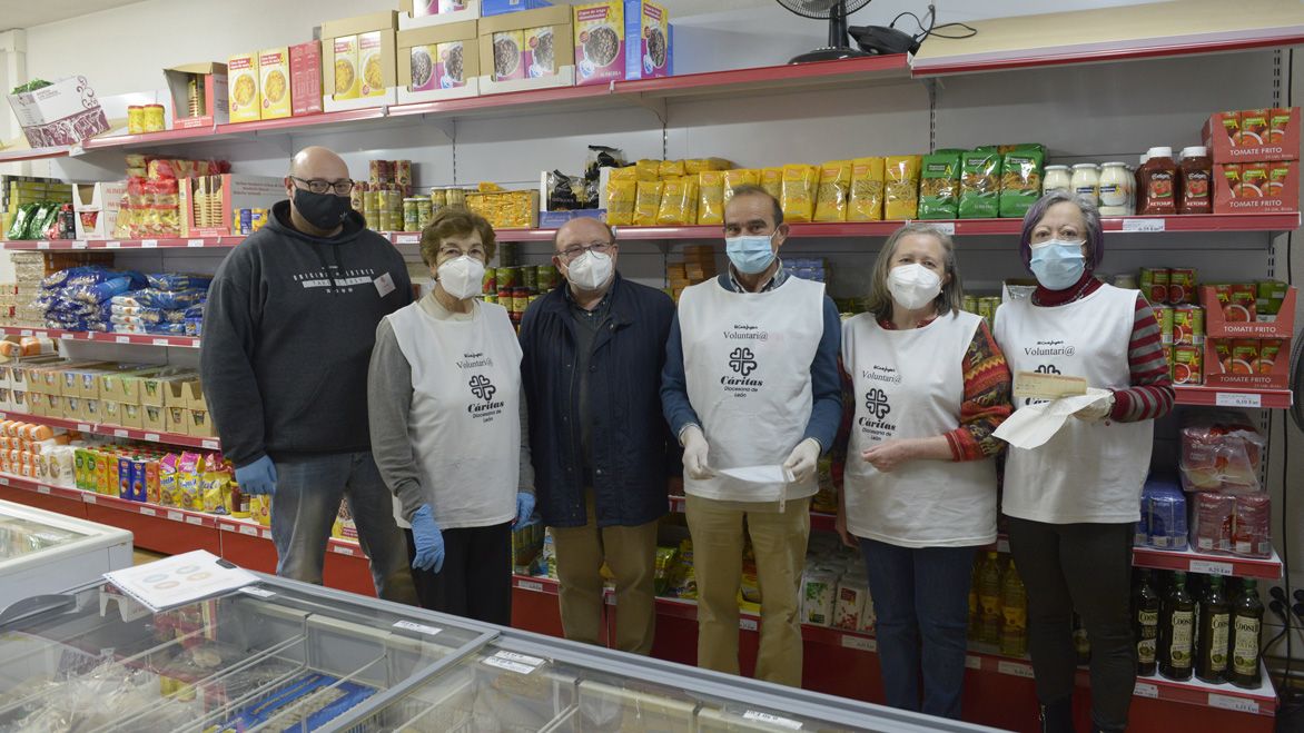 15 voluntarios junto a un trabajador de Cáritas trabajan en el economato, abierto en la zona del Crucero y que atendió el año pasado a 660 personas. | MAURICIO PEÑA