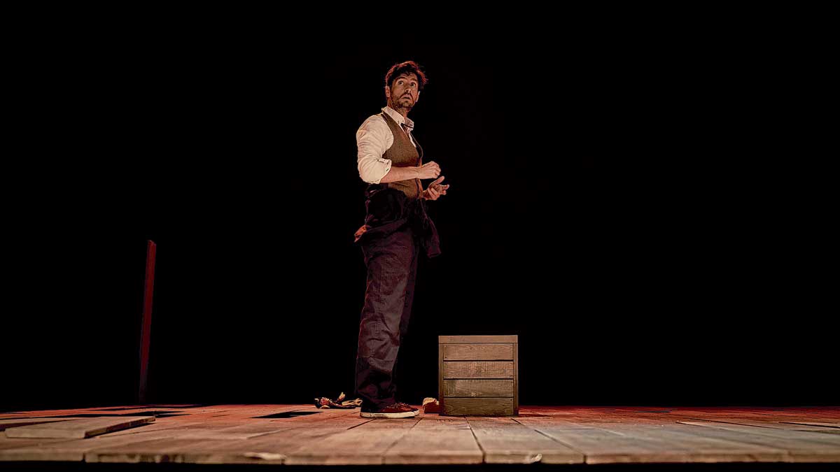 El actor y dramaturgo argentino Juan Diego Botto en un momento de la representación de 'Una noche sin luna'. | MARCOS GPUNTO
