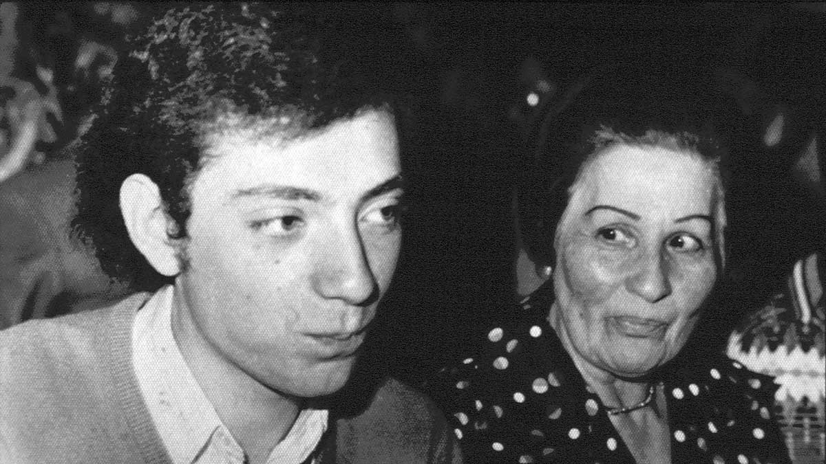 Un jovencísimo Juan Carlos Mestre con Manuela López García.