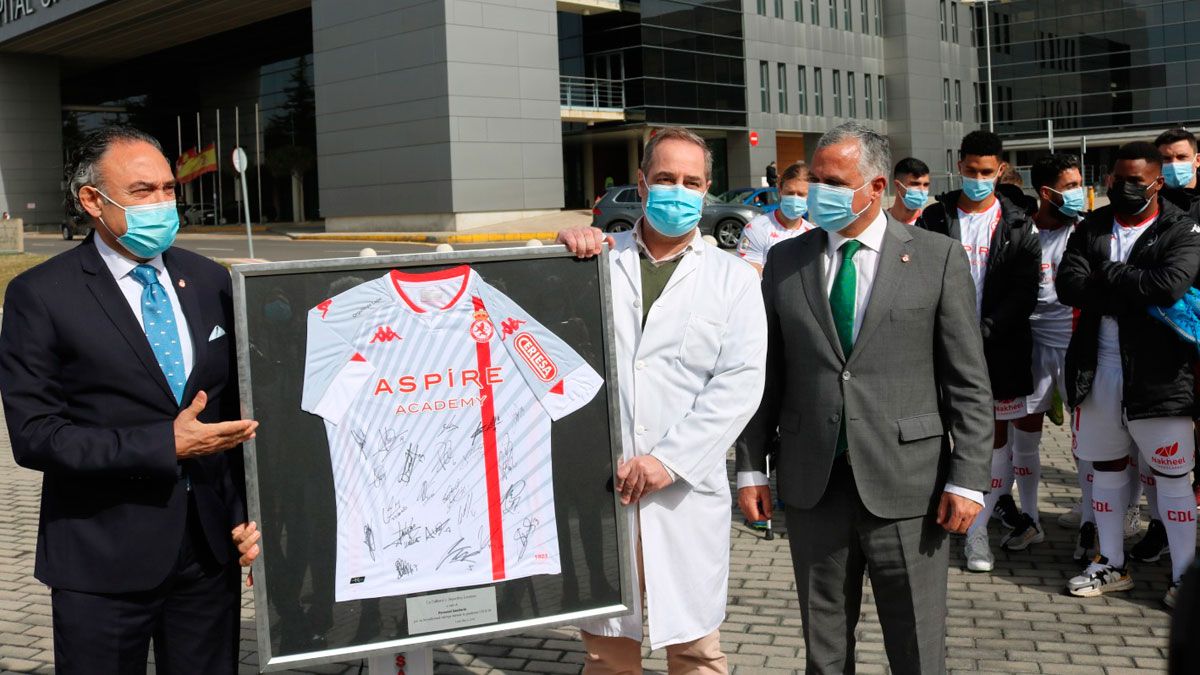 Felipe Llamazares hace entrega al gerente del Hospital, Alfonso Suárez, de una camiseta enmarcada. | CYD