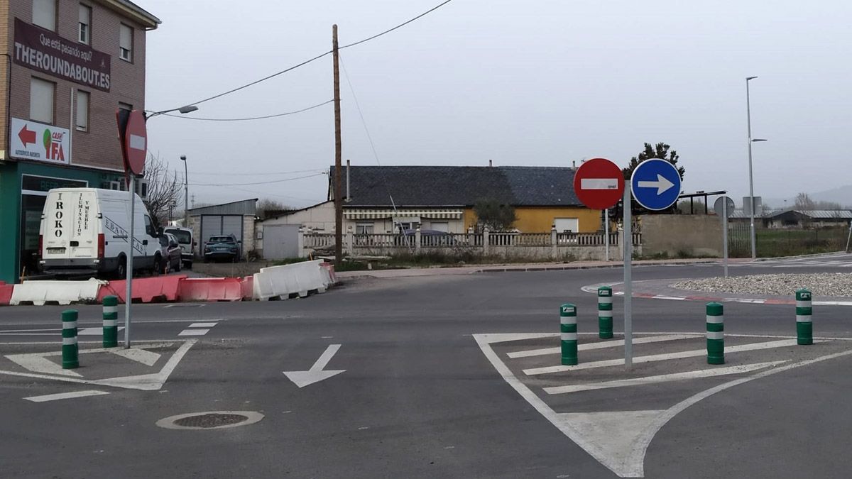 Los conductores deben ahora hacer un giro extraño porque parte de la glorieta no está asfaltada.