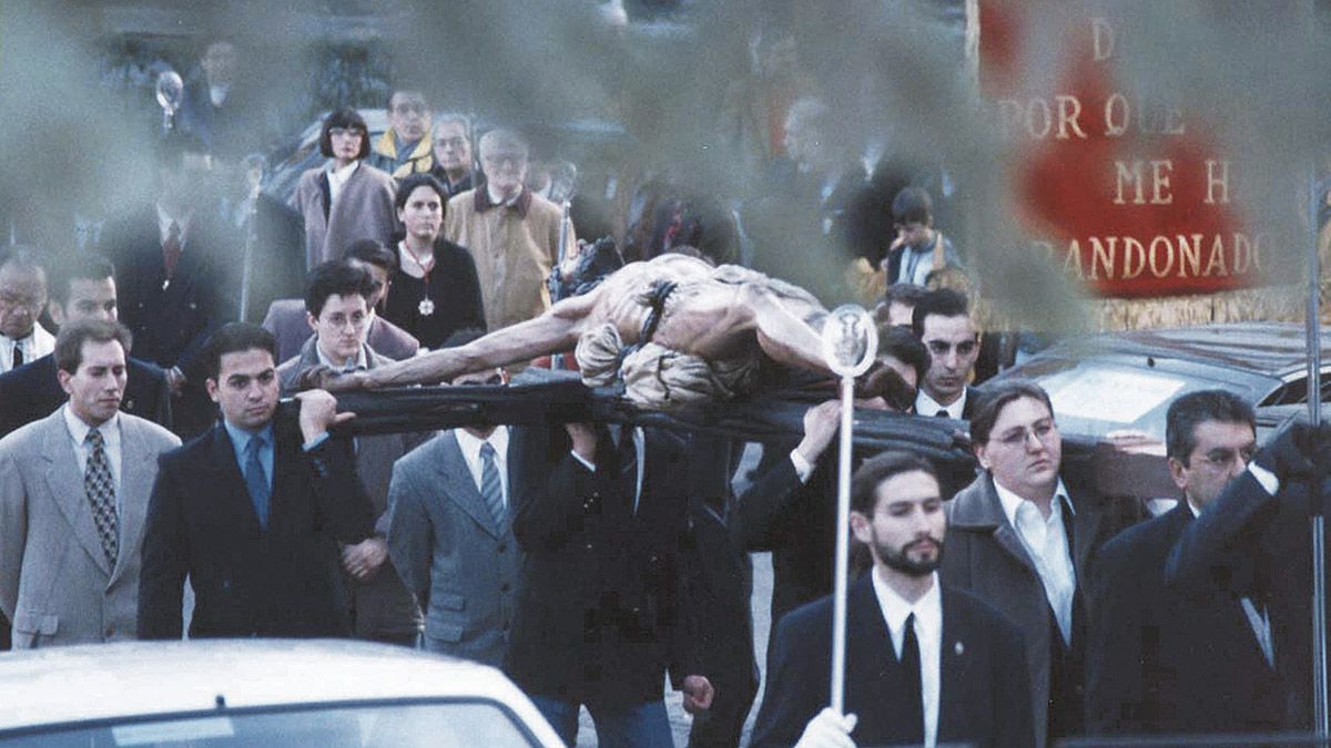 15 de febrero de 1997. Traslado a San Lorenzo del Cristo del Desamparo. A la izquierda portándolo, su autor, Jesús Iglesias. | JORGE GARCÍA 15 de febrero de 1997. Traslado a San Lorenzo del Cristo del Desamparo. A la izquierda portándolo, su autor, Jesús Iglesias. | JORGE GARCÍA