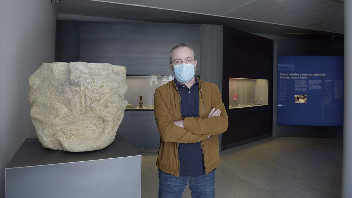 Luis Grau en una de las dependencias del Museo Provincial de León. | MAURICIO PEÑA
