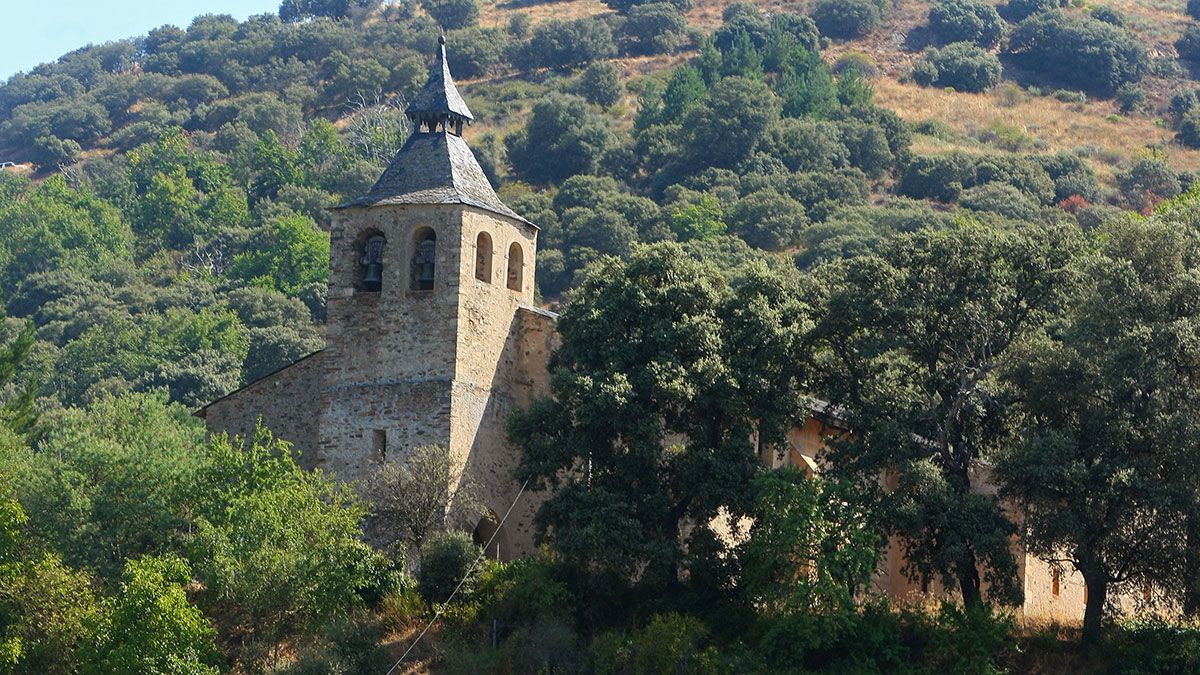 Iglesia de San Martín de Lombillo, en el municipio de Ponferrada, el segundo de los templos de la 'Ruta de las cinco iglesias'. | CÉSAR SÁNCHEZ (ICAL)