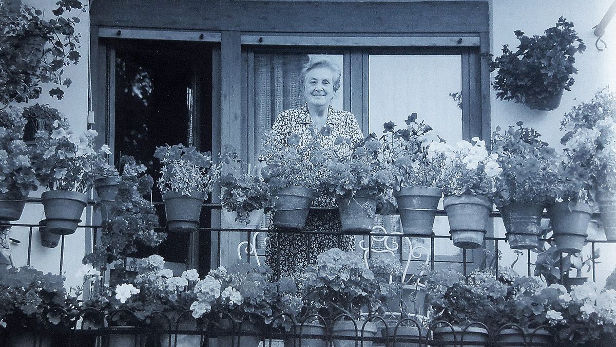 Esperanza Castro, Pochi la comadrona, en el balcón de su casa donde es fácil de comprobar la pasión de esta enfermera por las flores. | REVISTA EL MIXTO