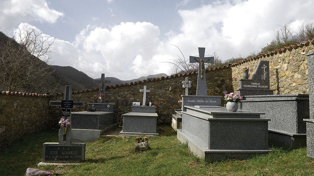 El muy cuidado cementerio de Las Muñecas después de haber permanecido varias décadas sin ningún entierro en él, hasta que Anselmo... | MAURICIO PEÑA El muy cuidado cementerio de Las Muñecas después de haber permanecido varias décadas sin ningún entierro en él, hasta que Anselmo... | MAURICIO PEÑA