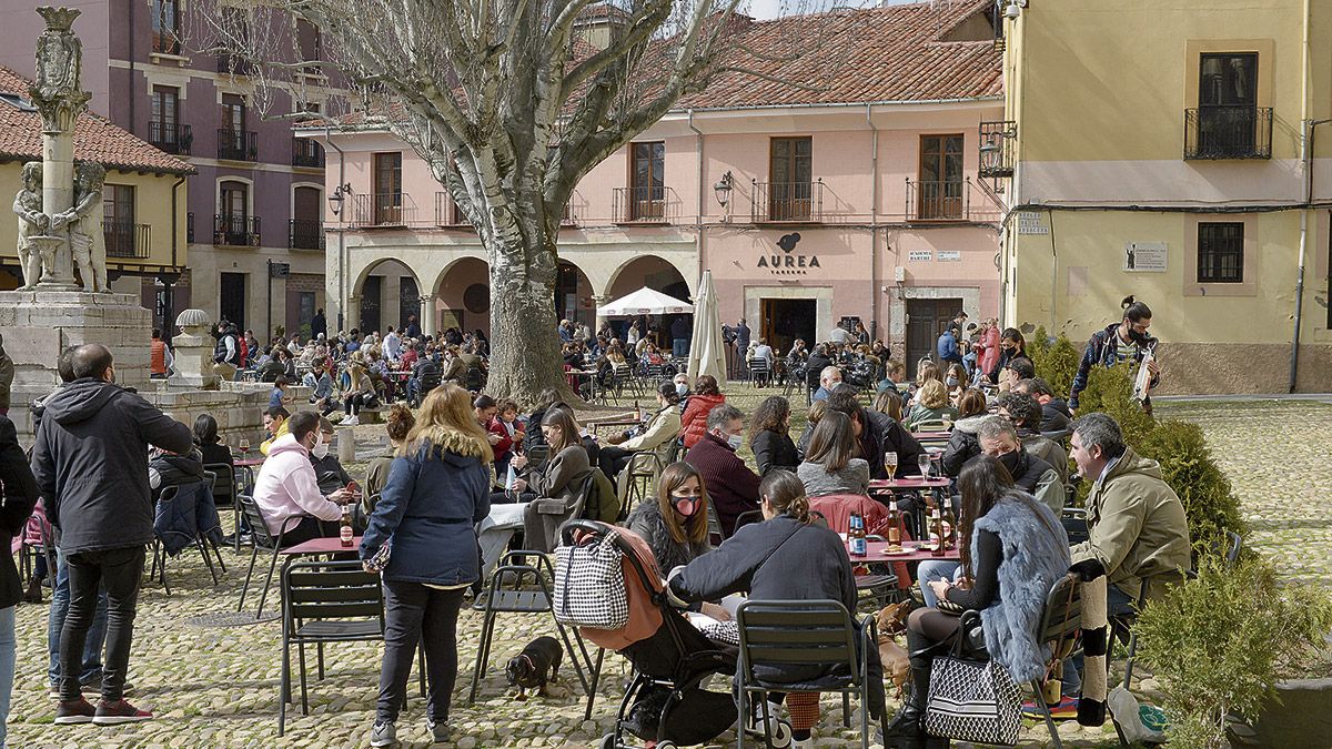 La Plaza del Grano con buen ambiente este fin de semana en el que el sol ha sido el protagonista durante el día. | MAURICIO PEÑA