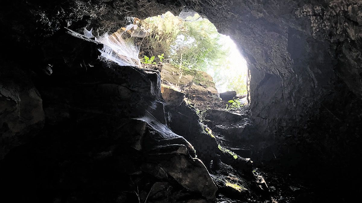‘El túnel del sastre’ desde el interior, una infraestructura romana en Pombriego en la que se refugió en 1936 Gilberto Cuadrado Soto. | AGUSTÍN LÓPEZ BEDOYA