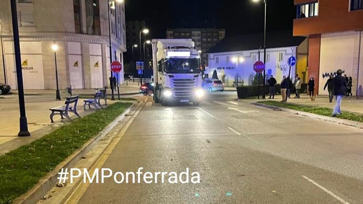 El camión en el lugar en el que fue interceptado. | POLICÍA MUNICIPAL