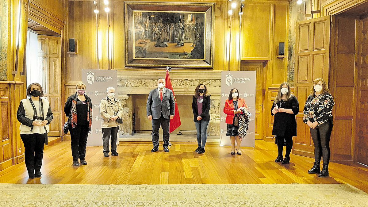 Homenaje a las trabajadoras del Servicio de Asistencia Domiciliaria en la Diputación de León. | L.N.C.