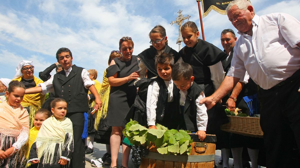 Viticultores y autoridades, ayer durante la ofrecnda a Santa María la Real en Carracedo. | C.S. (Ical)