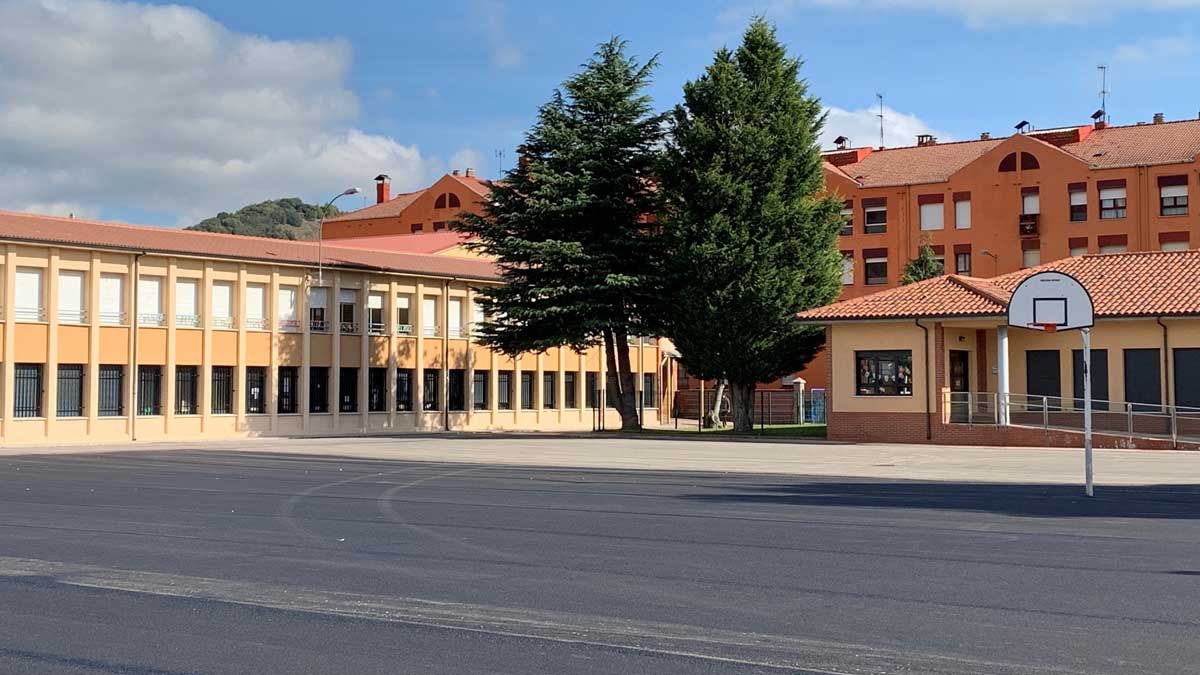 En la fotografía, el colegio Emilia Menéndez de La Robla. | L.N.C.