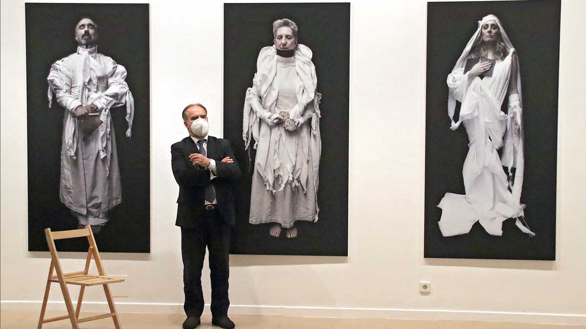 Algunas de las fotografías de gran formato que cuelgan de las paredes de la sala Provincia. | PEIO GARCÍA (ICAL) Algunas de las fotografías de gran formato que cuelgan de las paredes de la sala Provincia. | PEIO GARCÍA (ICAL)