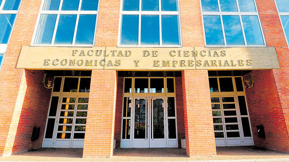 Vista exterior de la Facultad de Económicas y Empresariales. | SAÚL ARÉN