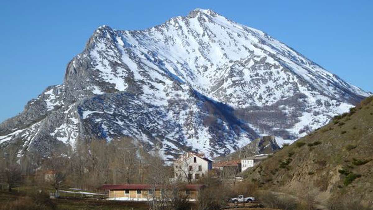 El recóndito paraje de La Polinosa, en los Mampodres, donde un agente del Greim y dos soldados del Aire perdieron la vida hace un año. | MAURICIO PEÑA