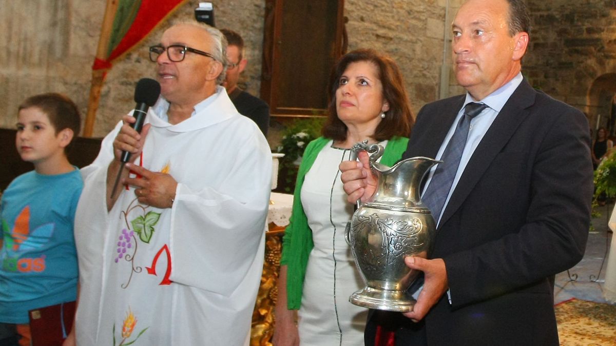 El párroco de Carracedo, Misericordia Bello y Alfonso Arias, alcalde de Molinaseca, con el mosto para la ofrenda. | C.S.