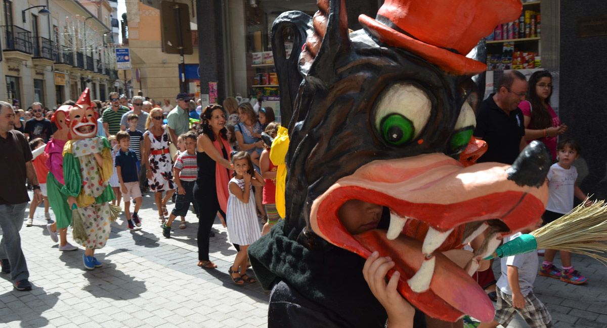 Un momento del desfile de gigantes y cabezudos por las calles del centro de Astorga, ayer tras la inauguración de las fiestas. | P. FERRERO